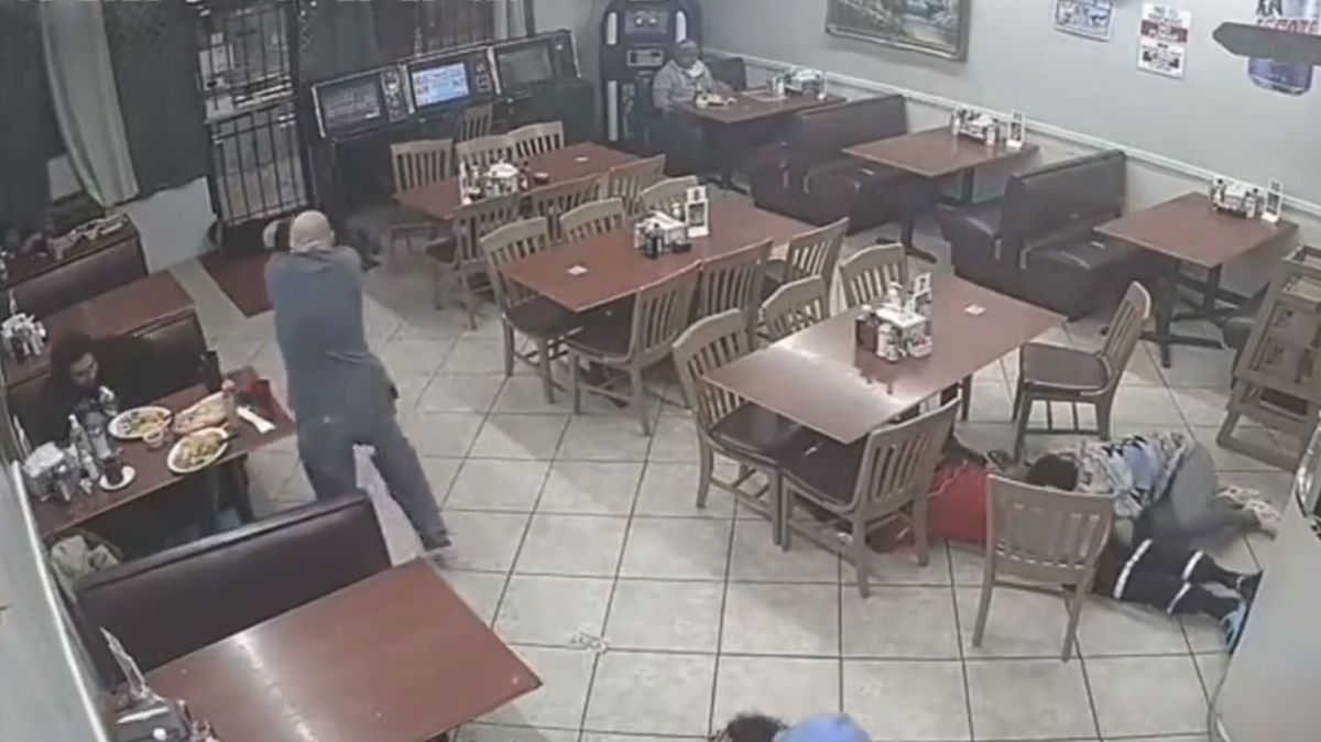 Do texaské restaurace vtrhl lupič. Zákazník ho zastřelil